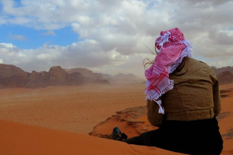 Tour Privado de Dos Días Explorando Petra, Wadi Rum y el Mar MuertoTienda Marciana | Guía y Entrada