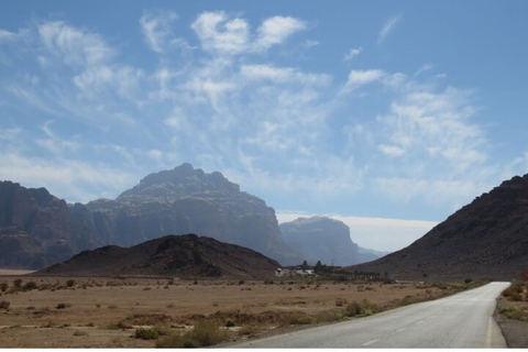 Tour Privado de Dos Días Explorando Petra, Wadi Rum y el Mar MuertoTienda Marciana | Guía y Entrada