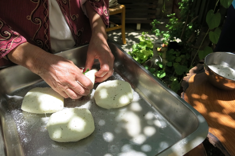 Chipre: Excursión de un día a pueblos de montaña y elaboración de queso con brunchDesde Pafos: Taller de elaboración de queso Halloumi