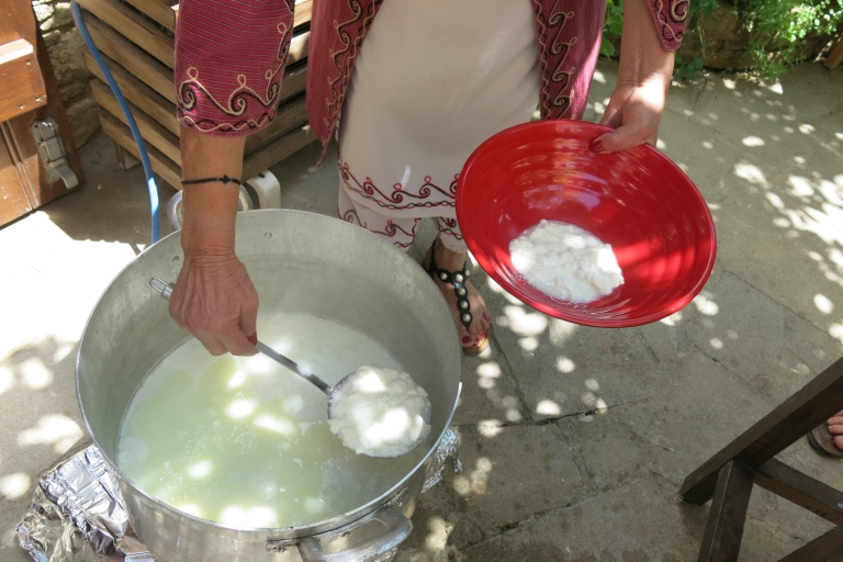 Chipre: Excursión de un día a pueblos de montaña y elaboración de queso con brunchDesde Limassol: Taller de elaboración de queso Halloumi