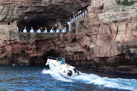 Polignano a Mare: grupowa wycieczka łodzią do jaskiń z aperitifem