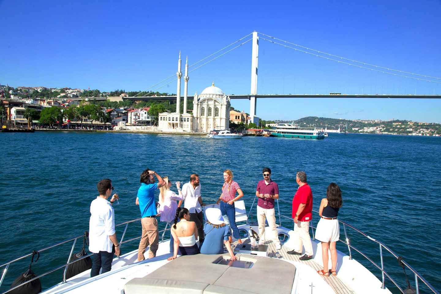 Instanbul: Bosporus bei Sonnenuntergang, Luxusyacht & Wein