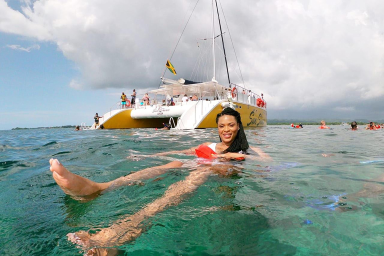 蒙特哥湾度假村出发：里克斯咖啡馆日落双体船巡游里克斯咖啡馆日落双体船巡游蒙特哥湾度假村