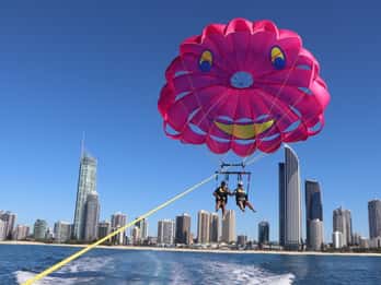 Gold Coast: Parasailing in Surfers Paradise