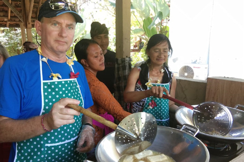 Bali: tour della vita del villaggio tradizionaleBaia di Plettenberg: giornata intera al centro di conservazione di Tenikwa