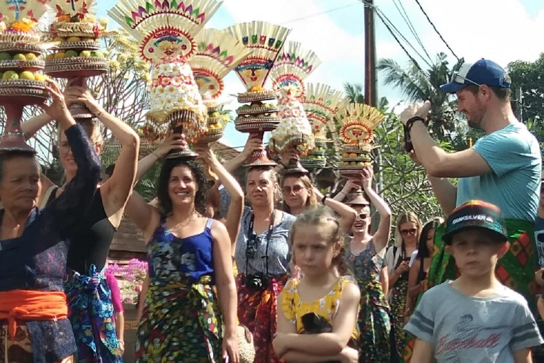 Bali: tour della vita del villaggio tradizionaleBaia di Plettenberg: giornata intera al centro di conservazione di Tenikwa