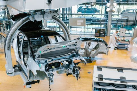 Dresden: Guided Tour of the Volkswagen Transparent Factory