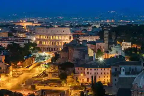 Rom: Kolosseum im Mondschein