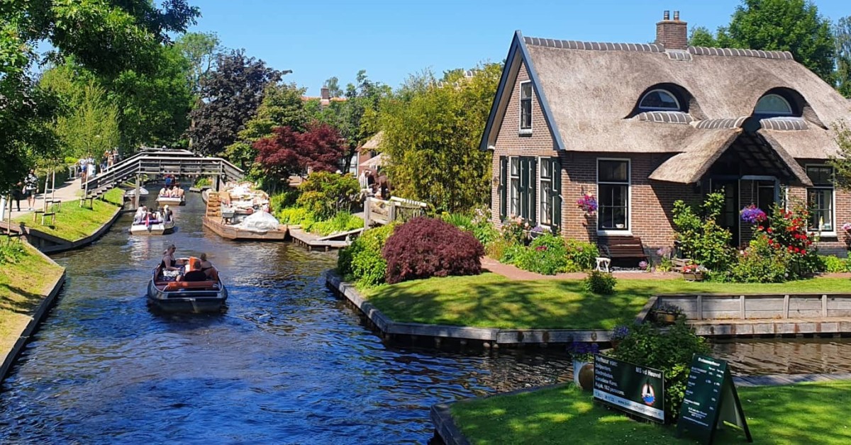 From Amsterdam: Giethoorn & Zaanse Schans Day Tour with Boat ...