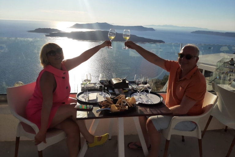 Santorini: rondleiding door wijnmakerijen met wijnproeverijenSantorini Wineries Tour met ophaalservice vanaf de luchthaven