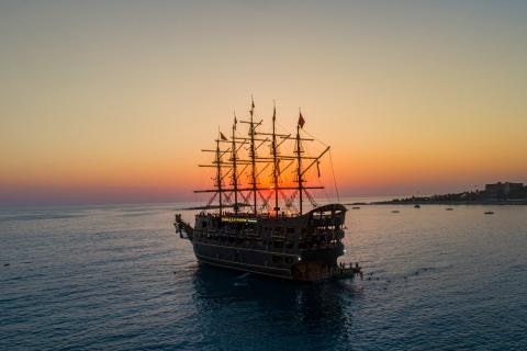 Alanya: crucero al atardecer y barco de fiestaRecogida en Alanya