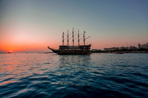 Alanya: croisière au coucher du soleil et bateau de fêtePrise en charge à Alanya