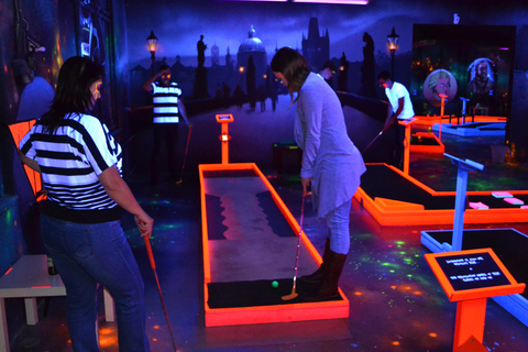 Praga: Gioco di mini golf a luce UV Glow GolfPraga: minigolf al Glow Golf con luce UV + 2 drink