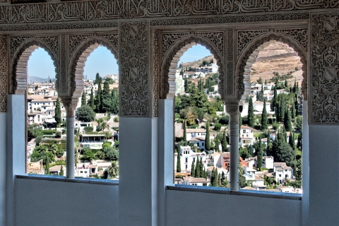 Granada: Alhambra Complex Guided Tour with Ticket Tour in English