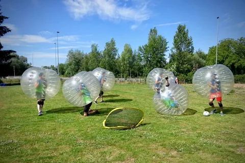 Prag: Bubbelfotboll och bågskytte i Prag