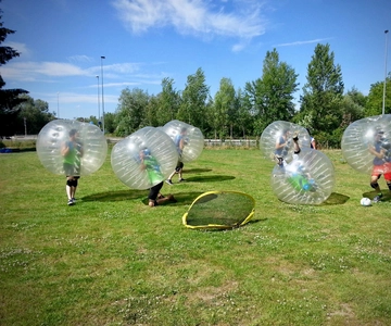 Prag: Bubbelfotboll och bågskytte i Prag