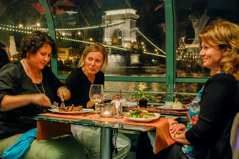 Budapest: Candlelit Dinner River Cruise with Live Music