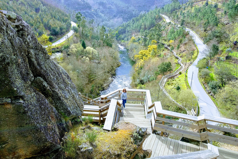 Porto: Escursione alle Passeggiate di Paiva e al Ponte Sospeso con pranzoPorto: Passeggiate di Paiva e Ponte Sospeso Escursione su sentiero completo