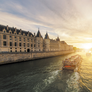 Paris: Hop-on Hop-off Bus Tour & Seine Cruise Bundle Tour