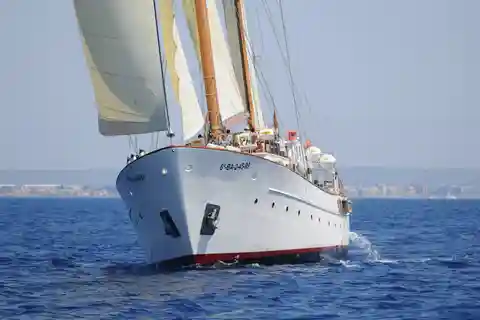 Barcelona: Dj Skyline Sailboat Tour with music and Drinks