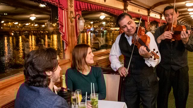 Budapest: Danube Cruise with Hungarian Dinner and Live Music