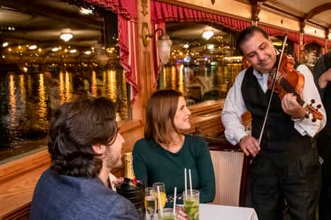 Budapest: Danube Cruise with Hungarian Dinner and Live Music