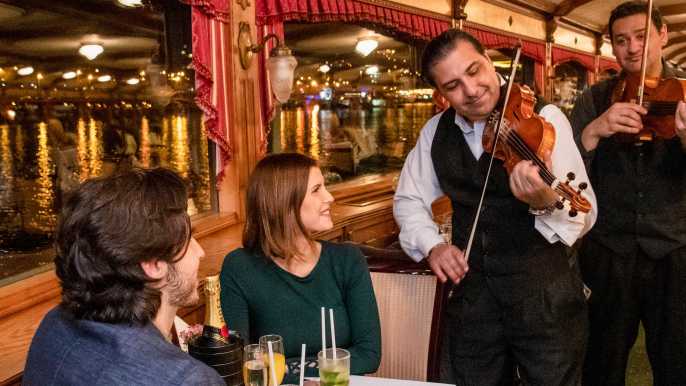 Budapest: crucero por el Danubio con cena húngara y música en vivo