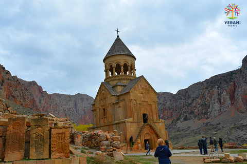 Desde Ereván Excursión de un día a Khorvirap, Noravank y Bodegas Areni