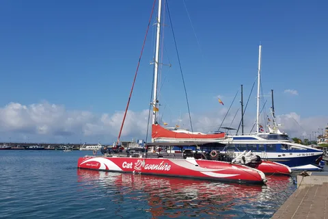 Cambrils/Salou: Coastline Catamaran 3h with drinks ,bed