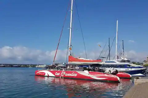 Cambrils/Salou: Catamarán costero 2h con bebidas, servicio de recogida