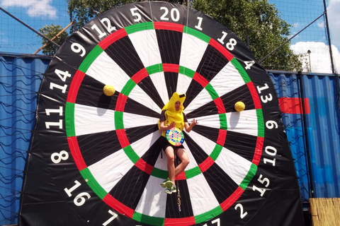 Prag : Giant Foot Darts och Giant Beer Pong-spelJättefot-dart och jätte-ölpongspel