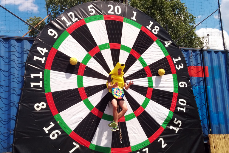 Prag : Giant Foot Darts och Giant Beer Pong-spelJättefot-dart och jätte-ölpongspel