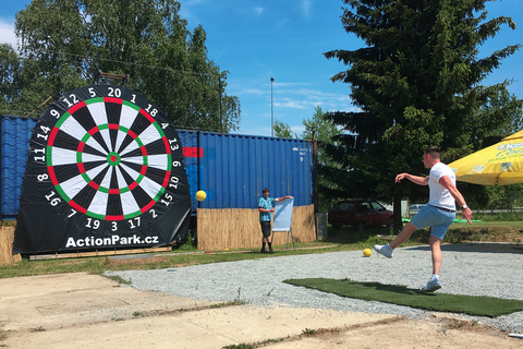 Praga: dardos gigantes y juego de Beer Pong gigante