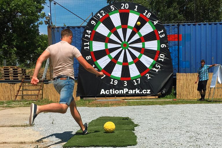 Praga: jogo de dardos com pés gigantes e jogo de pingue-pongue com cerveja giganteGiant Foot Darts e Giant Beer Pong Game