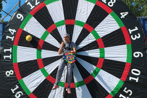 Praga: Giant Foot Darts i Giant Beer Pong Game