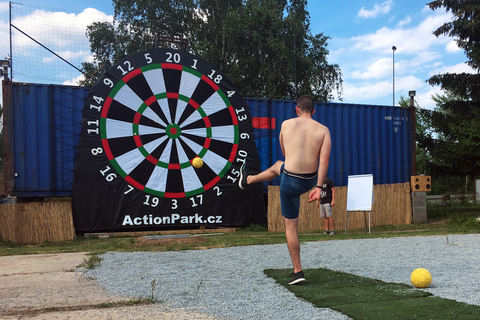 Praga: jogo de dardos com pés gigantes e jogo de pingue-pongue com cerveja giganteGiant Foot Darts e Giant Beer Pong Game