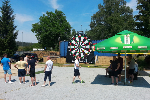 Prag : Giant Foot Darts och Giant Beer Pong-spelJättefot-dart och jätte-ölpongspel