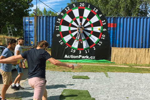 Praga: dardos gigantes y juego de Beer Pong gigante