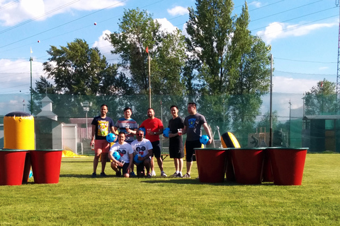 Praga: jogo de dardos com pés gigantes e jogo de pingue-pongue com cerveja giganteGiant Foot Darts e Giant Beer Pong Game