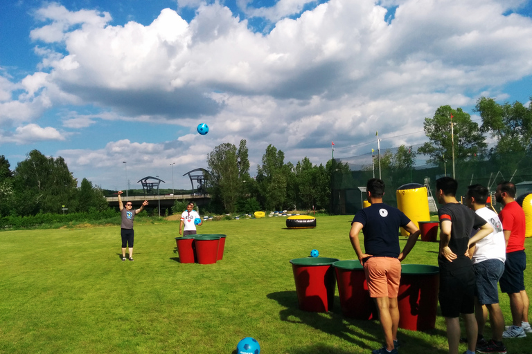 Praga: jogo de dardos com pés gigantes e jogo de pingue-pongue com cerveja giganteGiant Foot Darts e Giant Beer Pong Game