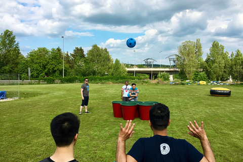 Praga: Giant Foot Darts i Giant Beer Pong Game