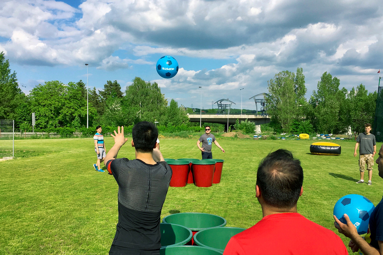 Praga: jogo de dardos com pés gigantes e jogo de pingue-pongue com cerveja giganteGiant Foot Darts e Giant Beer Pong Game