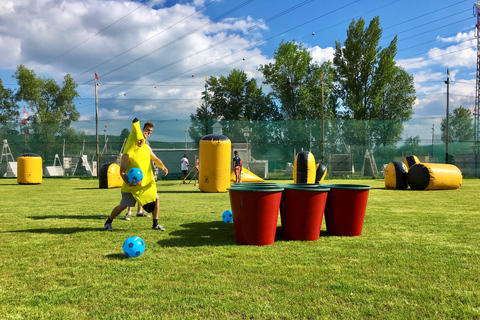 Praga: jogo de dardos com pés gigantes e jogo de pingue-pongue com cerveja giganteGiant Foot Darts e Giant Beer Pong Game