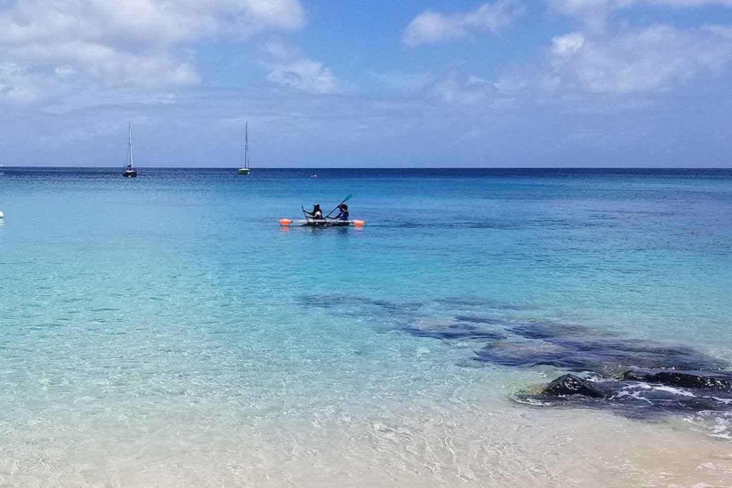 Barbados: Folkestone-Korallenriff mit durchsichtigem Kajak