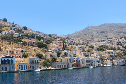 Rhodos: Hogesnelheidsboot naar het eiland Symi en de Sint-JorisbaaiAan boord van de boot in de Mandraki haven in Rhodos