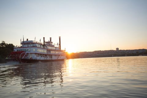 Cincinnati: Riverboat Cruise with Lunch and Entertainment