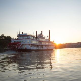 Cincinnati: Riverboat Cruise with Lunch and Entertainment