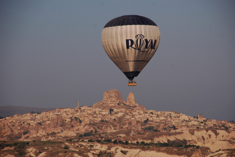 Kappadokien HotAirBalloon-flygning vid soluppgången i Fairychimneys