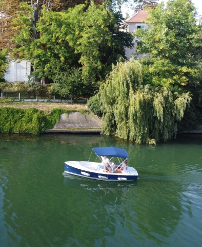 Visit Boat rental without license on the Seine in Fontainebleau, Francia