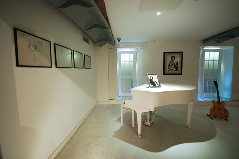 Full-Day Beatles and Liverpool Tour from London Full-Day Beatles and Liverpool Tour from London: First Class